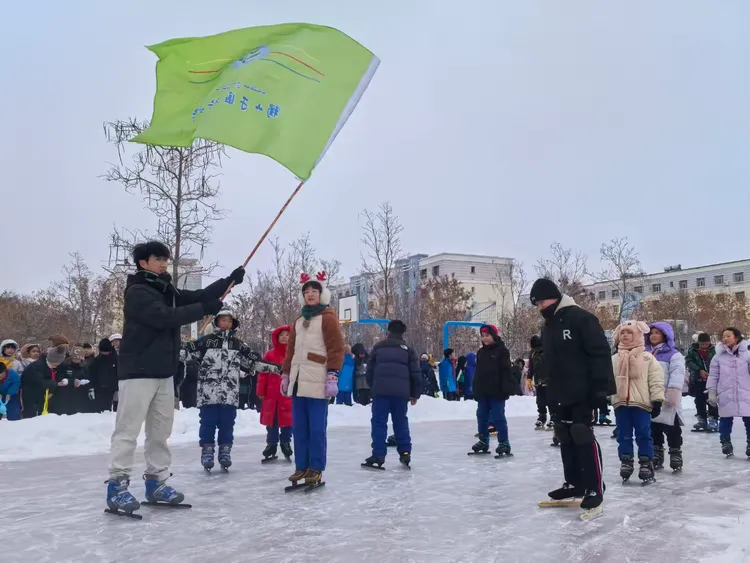 包含冬季雪地抢椅子赛，趣味横生的冰雪运动的词条