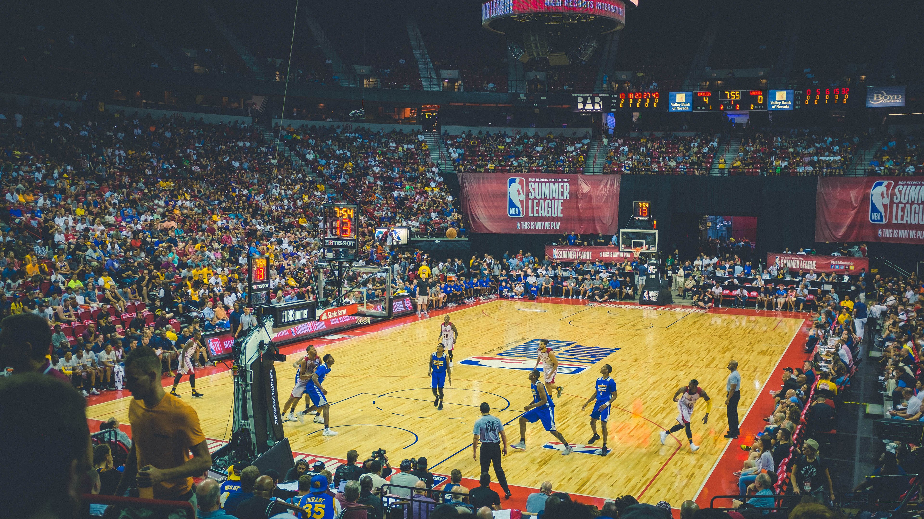 乐鱼体育-乔治外线防守压制对手核心，乔治防守效率