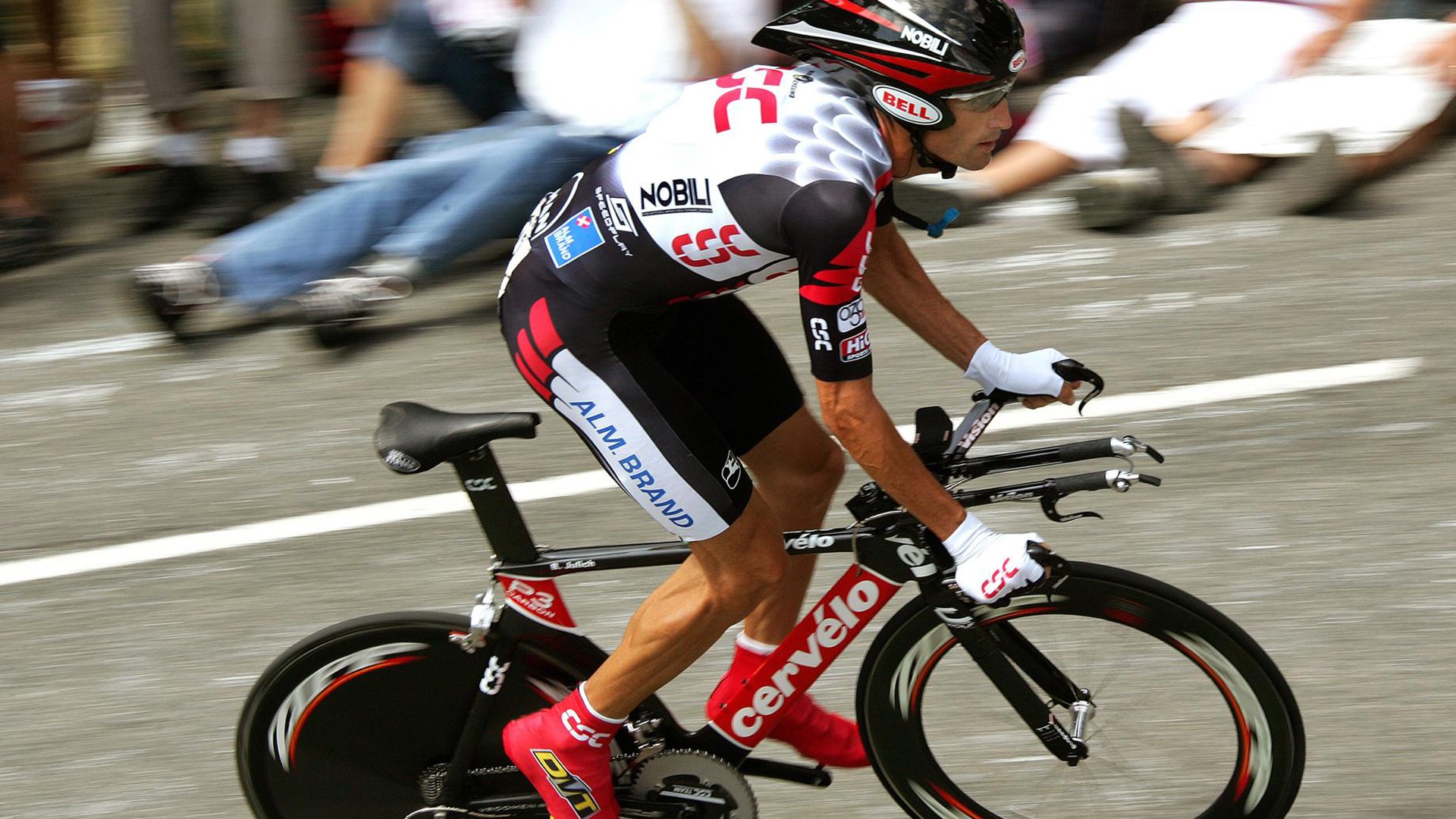 李娜主持青少年比赛颁奖仪式，青年演员李娜